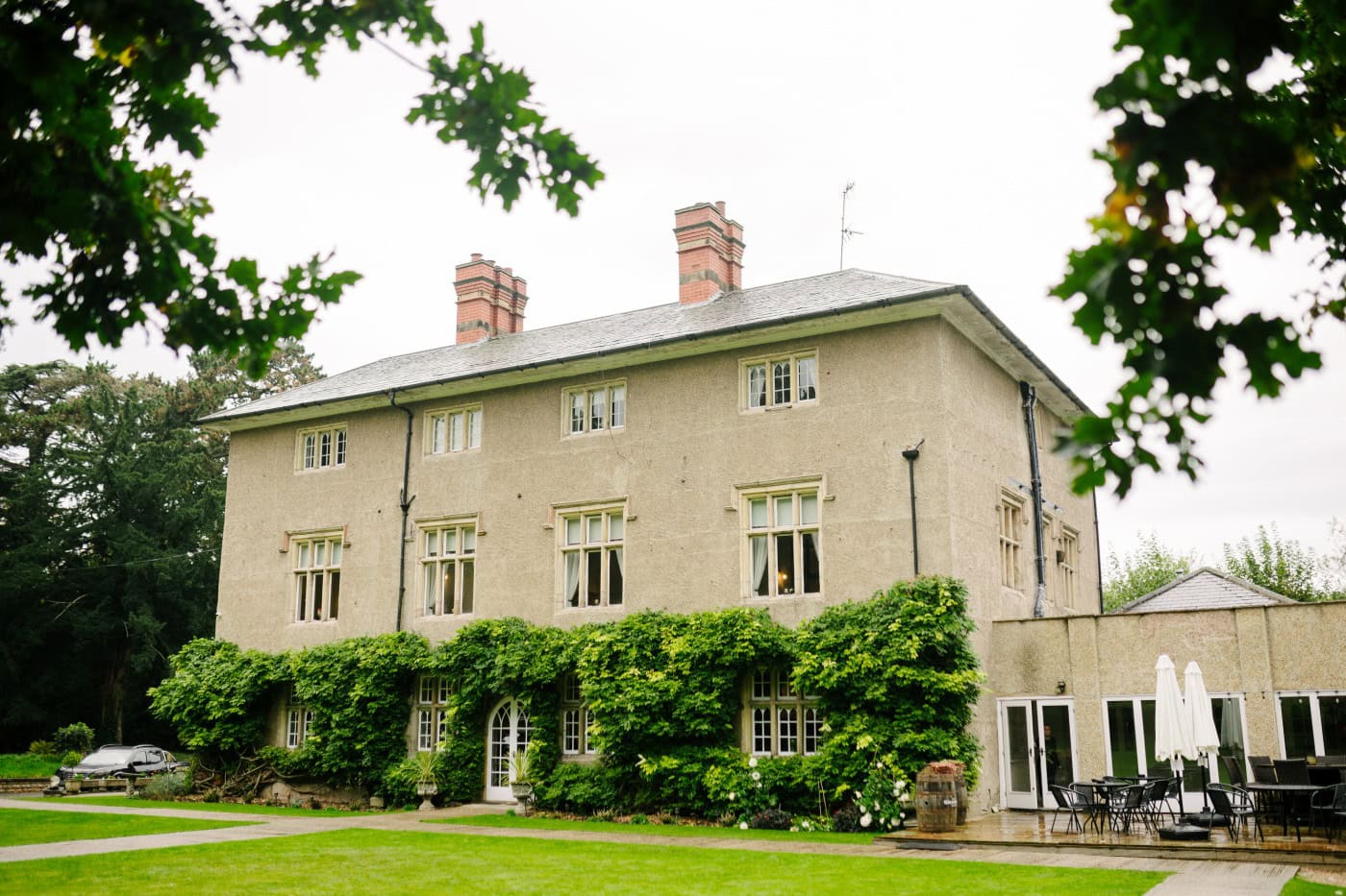 woodborough hall wedding photography captured a joyful wedding, producing stunning photographs.